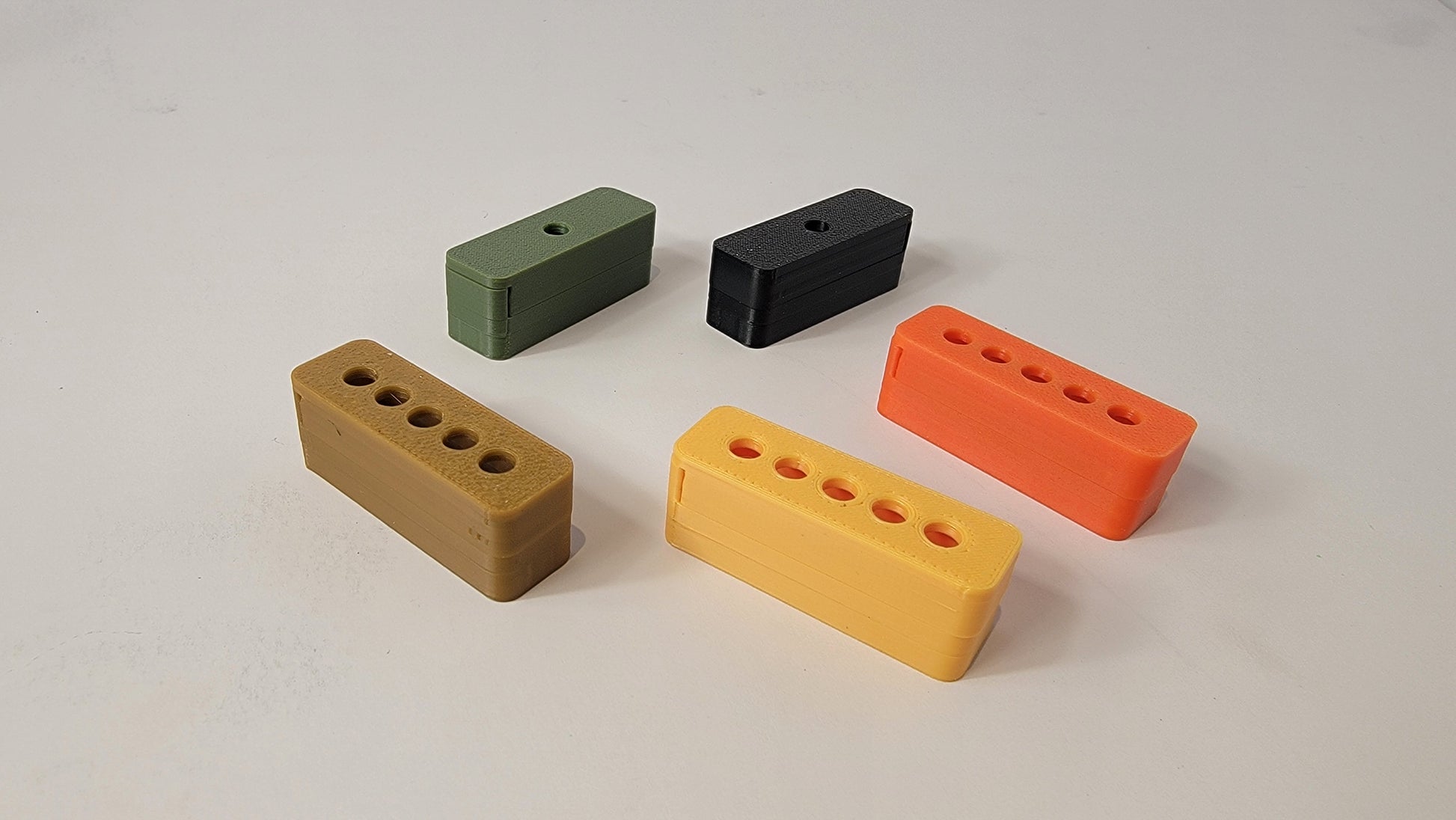 Magnetic scent hide for Getxent tubes and Q-tips, nose work training container