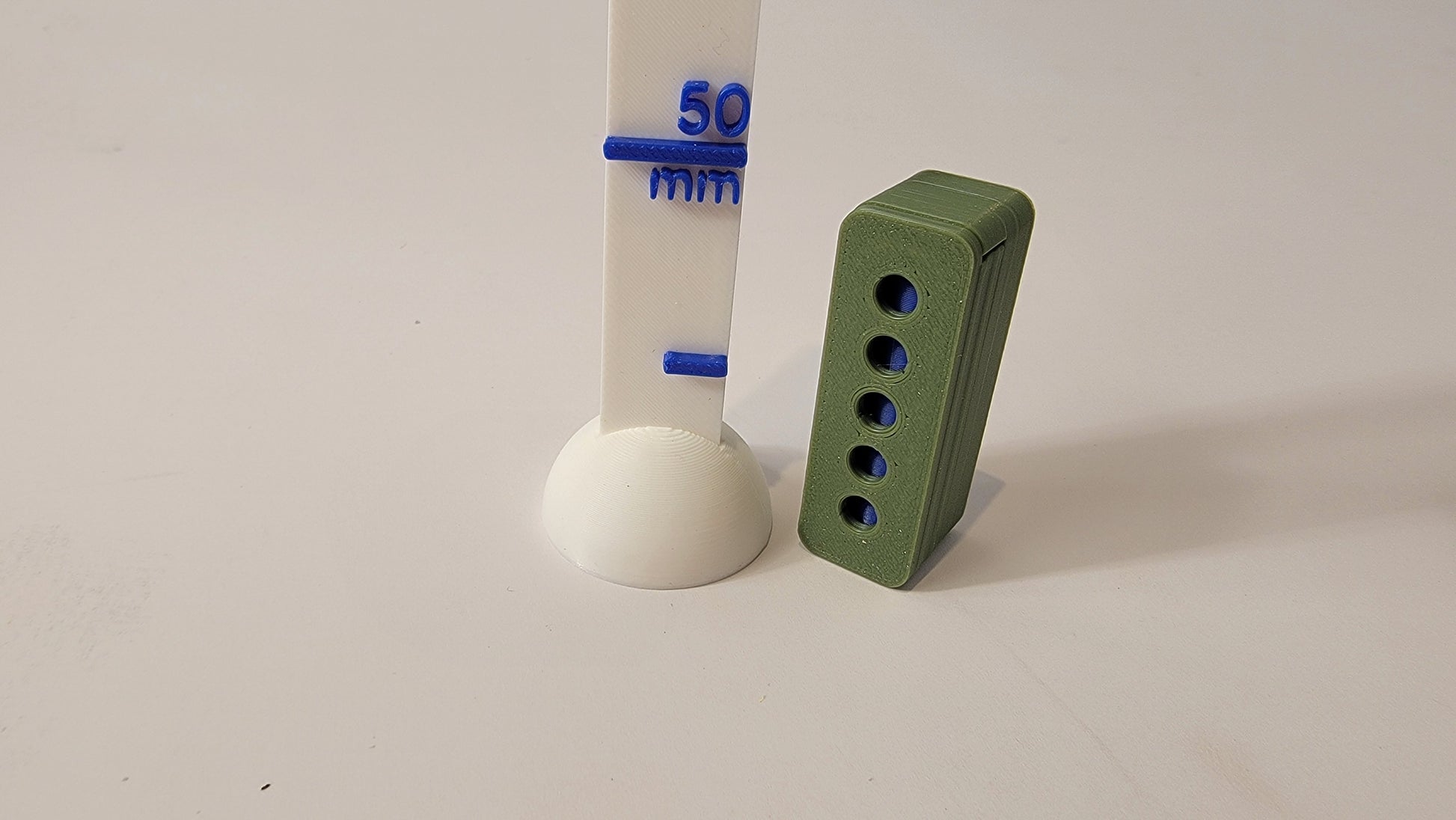 Size of magnetic hide set for K9 scent detection training, compatible with Getxent and Q-tip odour sources