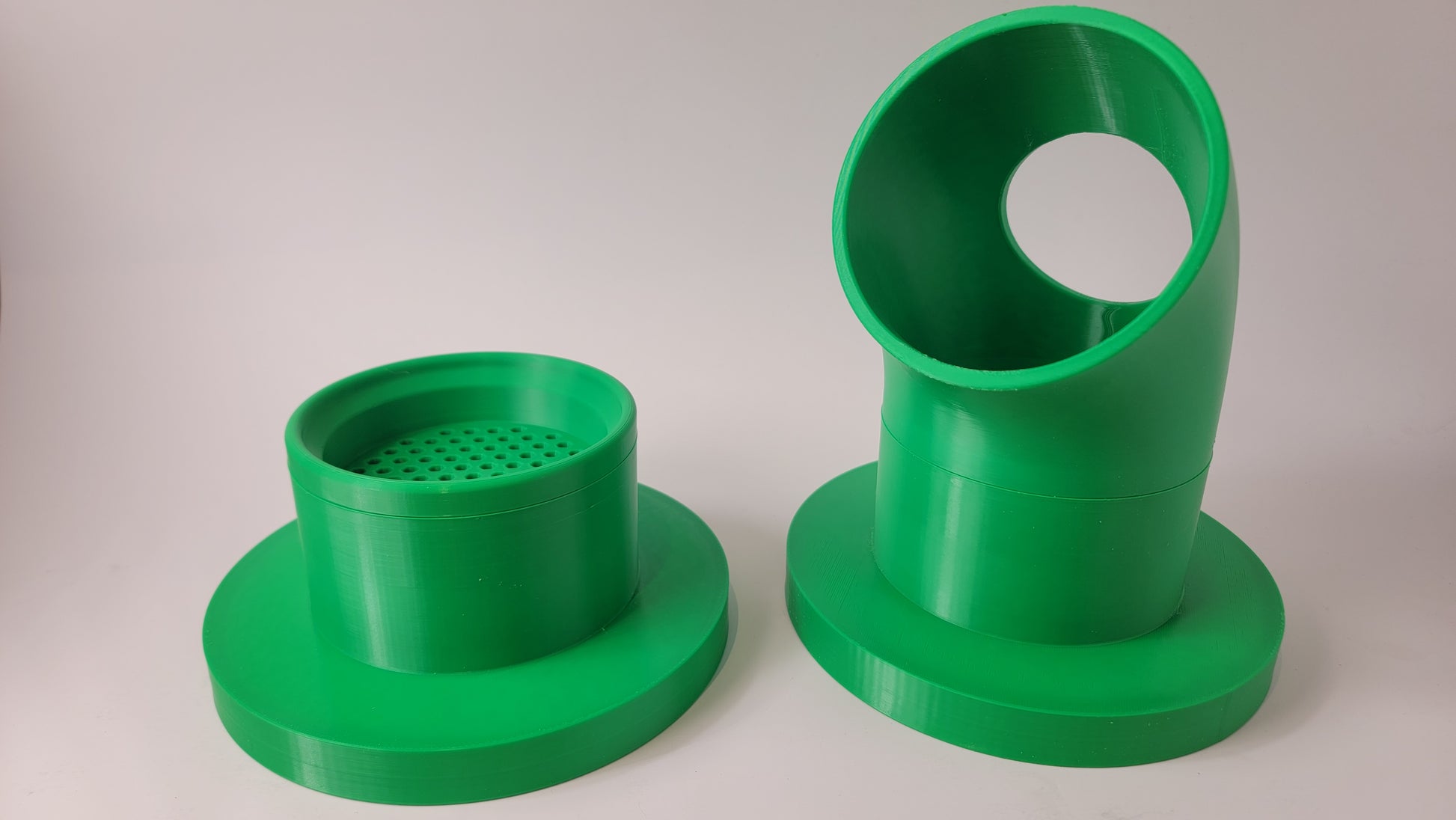 Comparison of scent pairing pipe and bowl used in scent detection Ab initio training