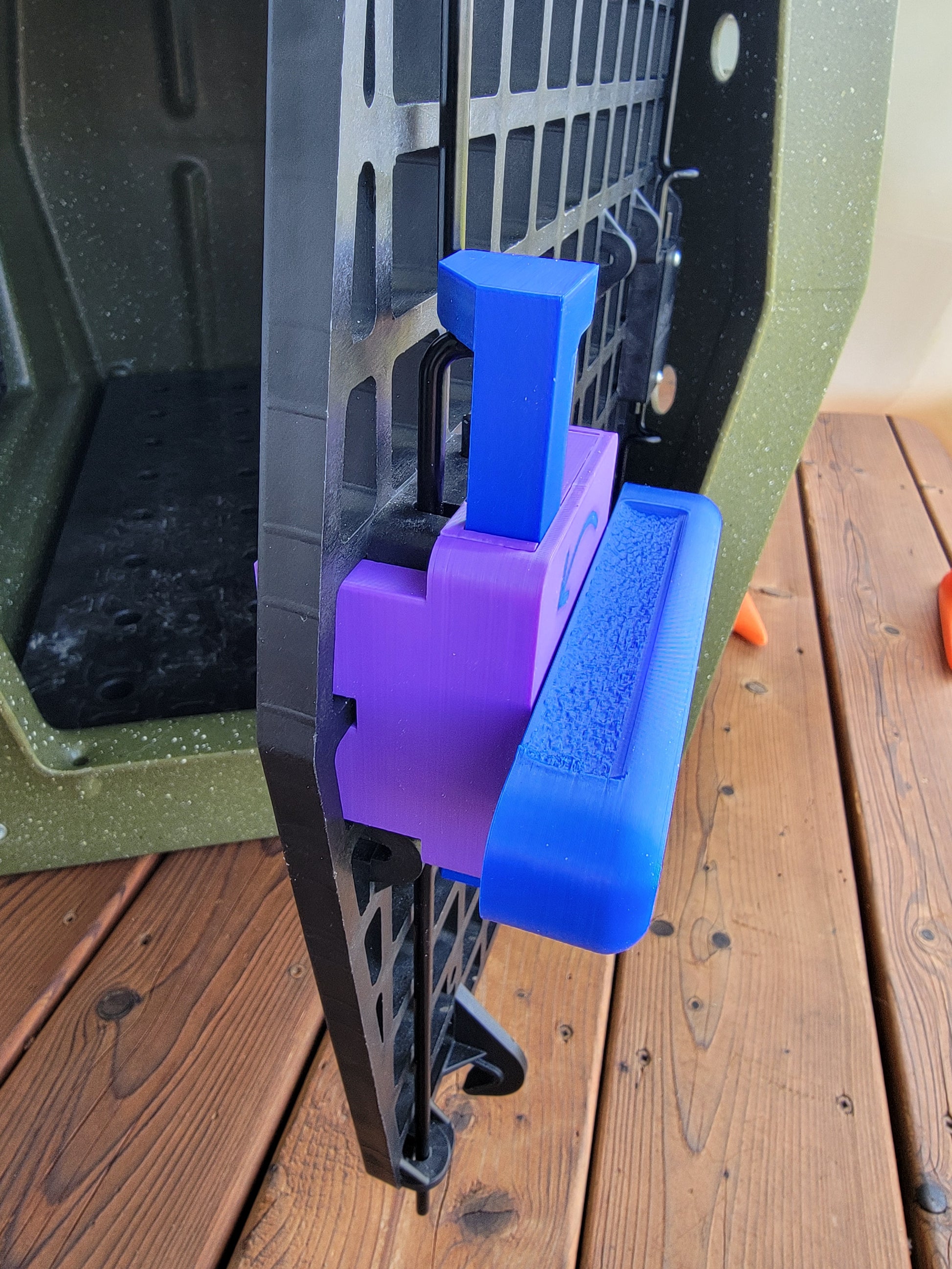 Side view of blue and purple 3D-printed door lever assembly on Ruffland kennel door hinge
