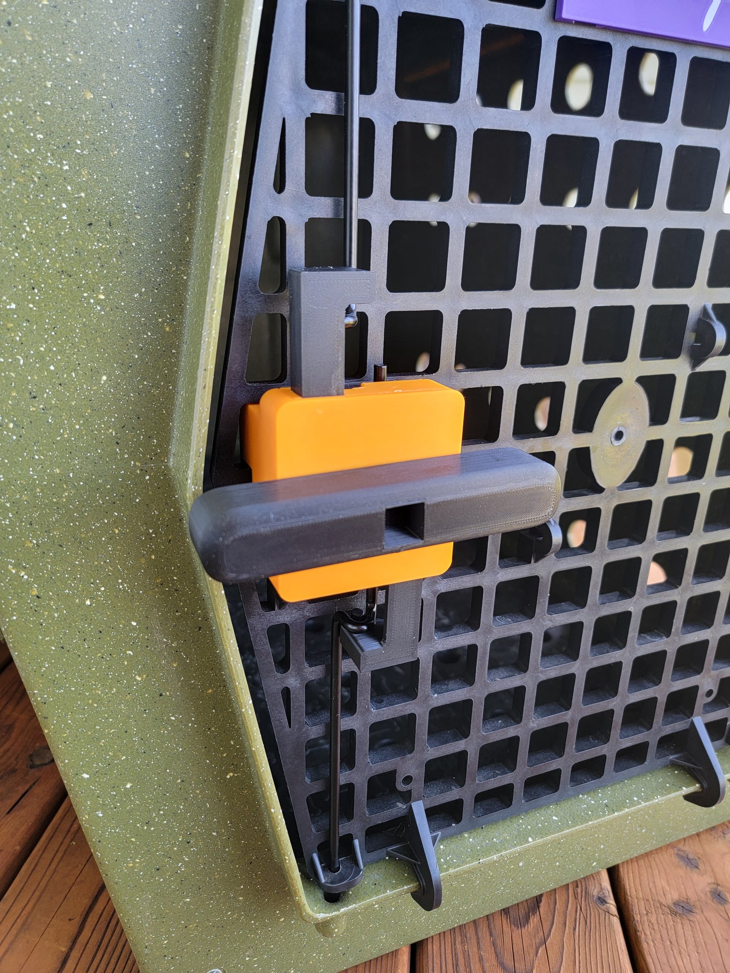 Black and orange Ruffland kennel door lever showing handle and box colour combination