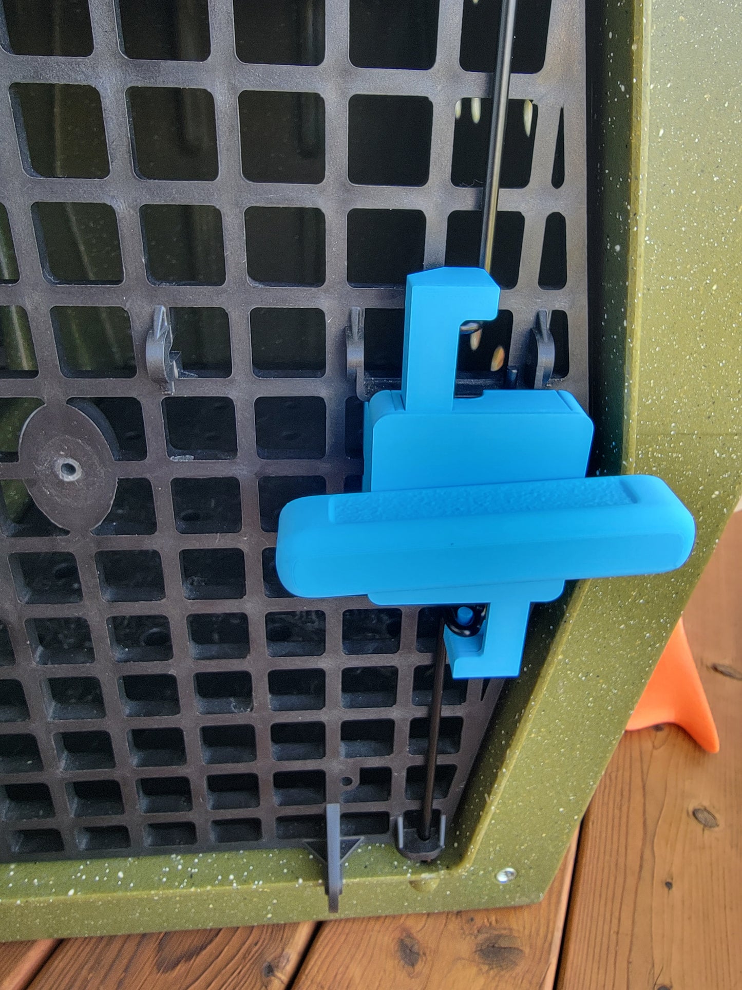 All-blue turn-to-open door lever on Ruffland kennel, viewed from inside kennel