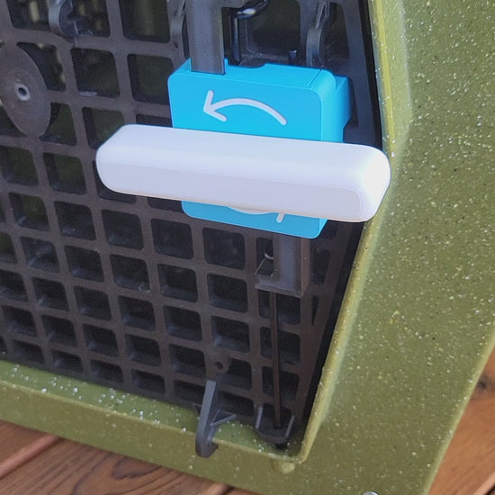 Video show ease of opening of turn to open door assist lever on a Ruffland Kennel. 