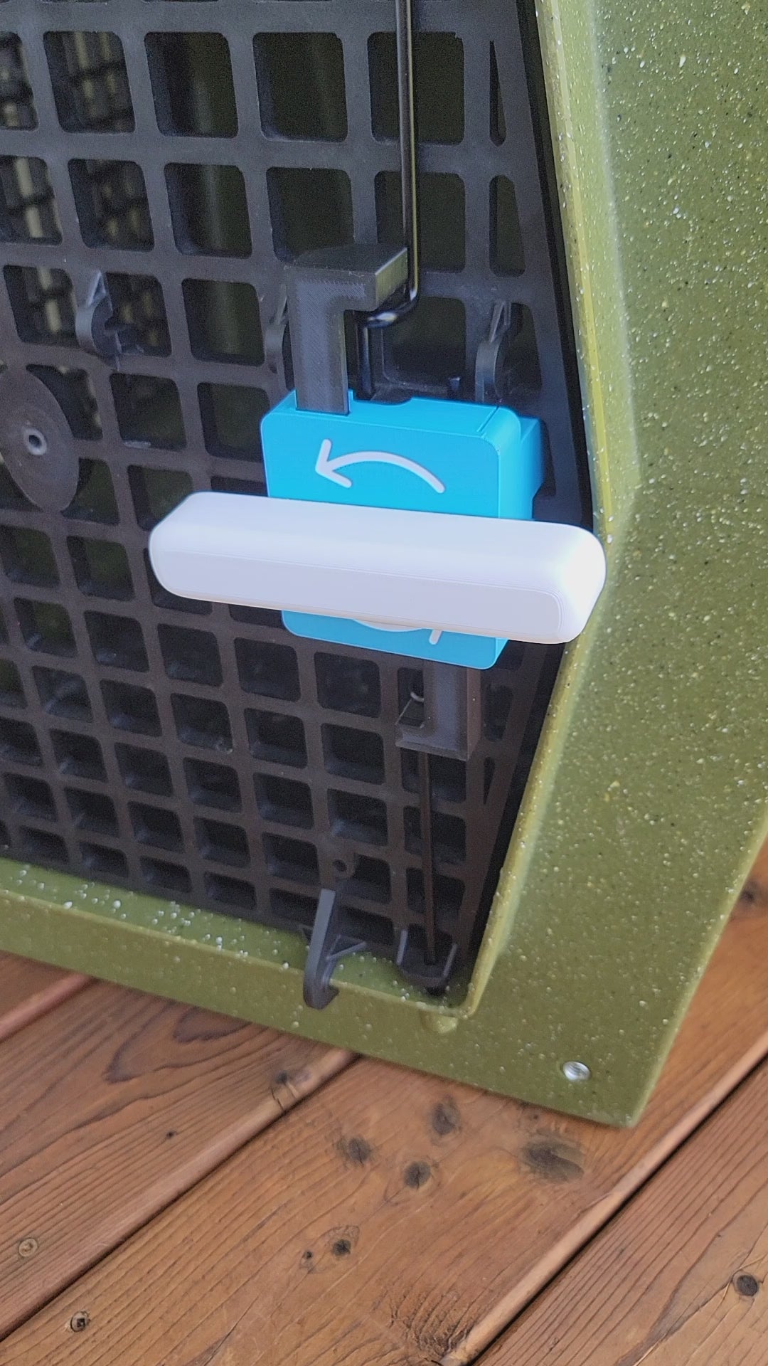 Video show ease of opening of turn to open door assist lever on a Ruffland Kennel. 