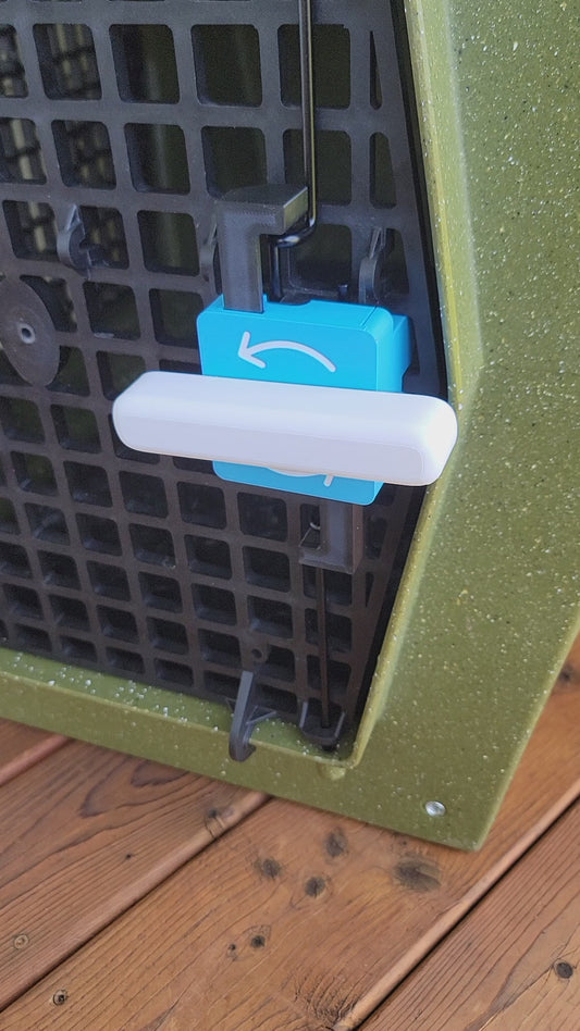Video show ease of opening of turn to open door assist lever on a Ruffland Kennel. 