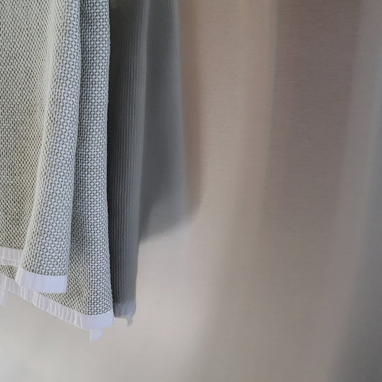 VIdeo showing strong magnets of magnetic nose work training container for getxent tubes or q tips