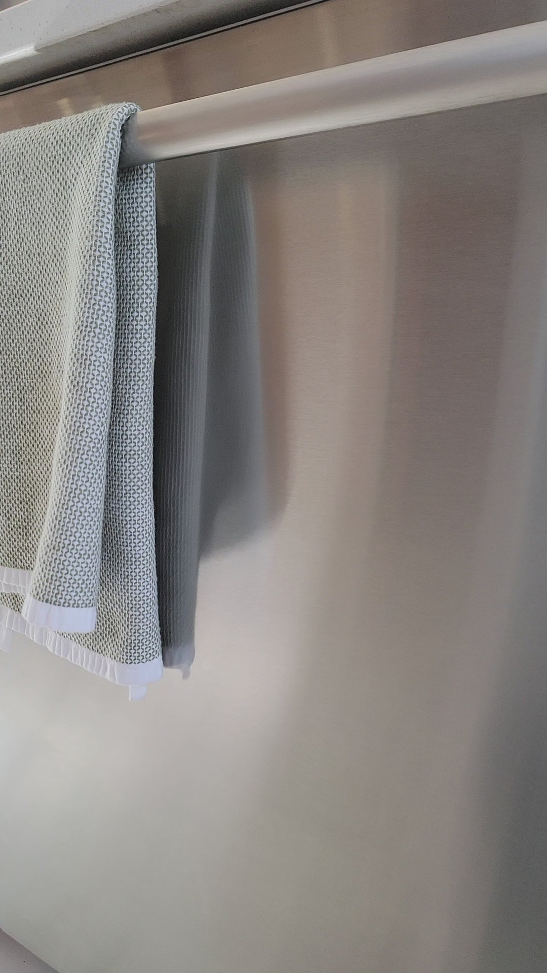 VIdeo showing strong magnets of magnetic nose work training container for getxent tubes or q tips